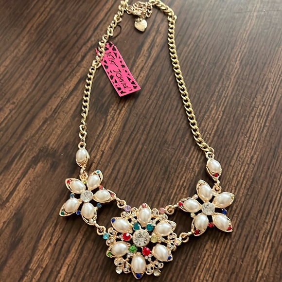 Betsey Johnson Jewelry - Gorgeous Betsey Johnson necklace w extender